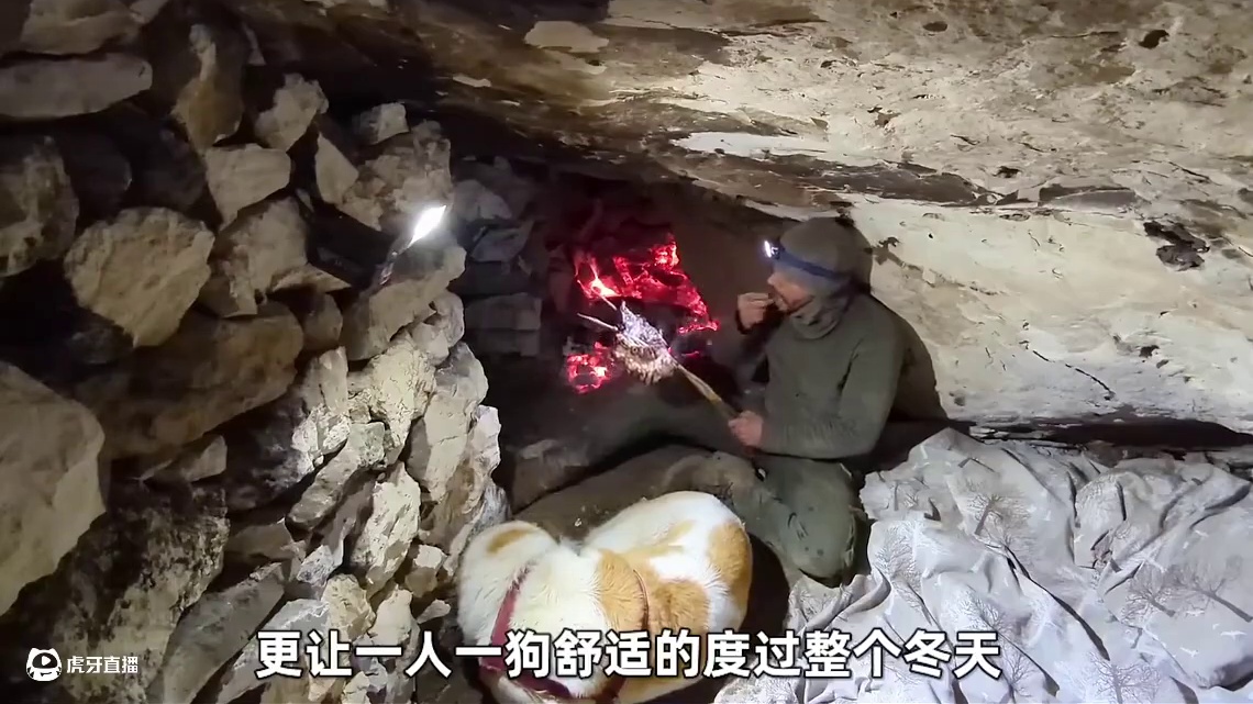 谁能想到一把大火竟烧出个庇护所！#原创视频 #真实户外 #荒野建造 #解压 #户外露营