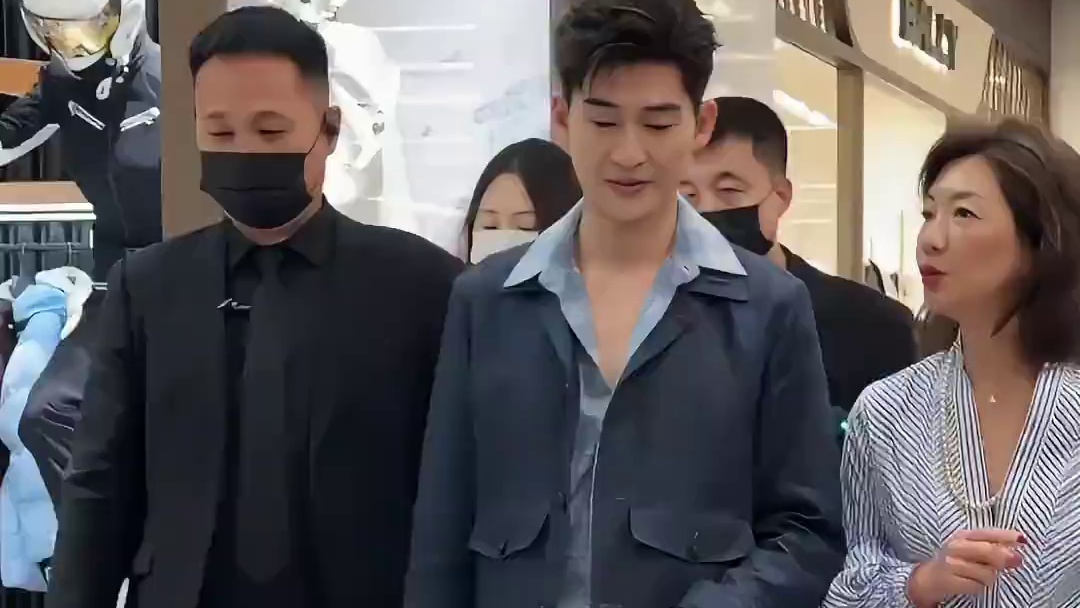 上半身霸道总裁，下半身秒变耕田，一段粉丝镜头曝光，才知镜头为何对张翰下半身“避之不及” #张翰  #