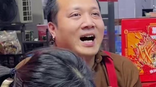 四川美女挑战3两螺蛳粉，狂赚八戒2000元现金，吃不饱竟然还要挑战10爆辣！~#螺蛳粉