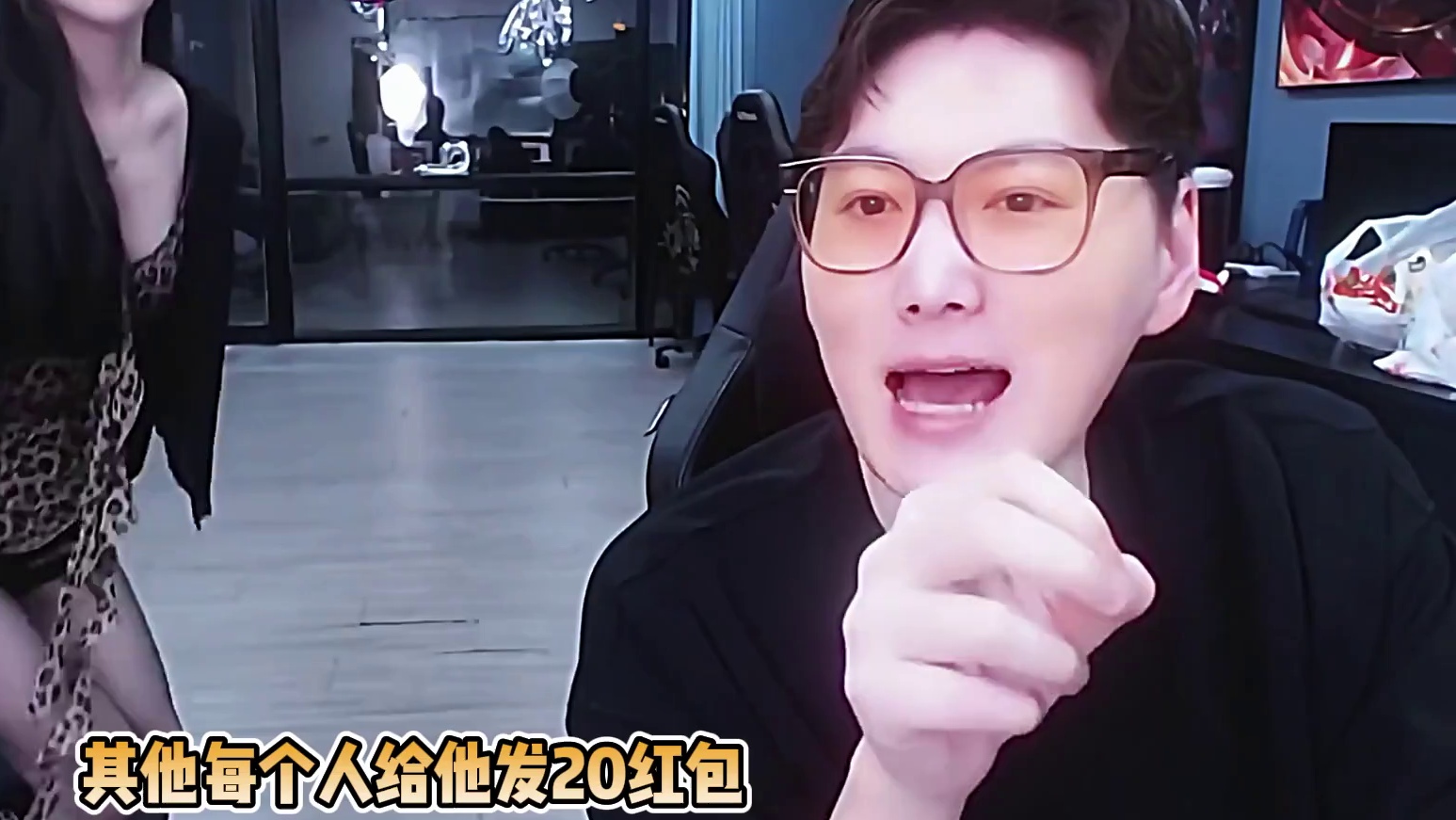 三桂质问助理工资够了吗，助理起身就去拉窗帘！