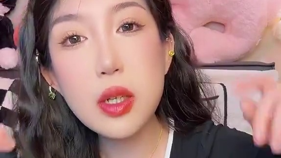 热起来了就适合吃凉皮咯！直接开袋即食哦 不用煮不用泡 酱料包一倒就 ok！方便又省事 ！两味道都不错