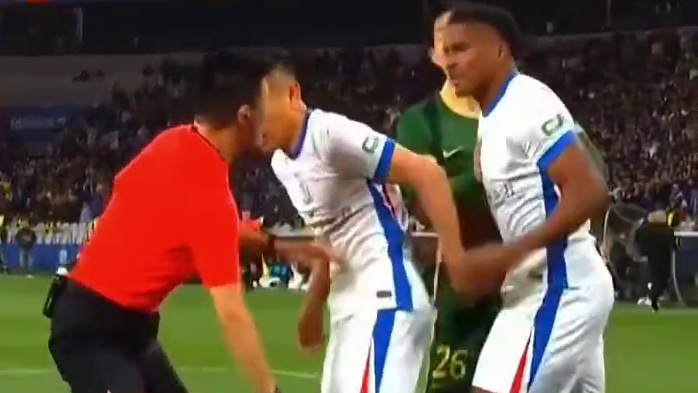 败人品？浙江小将补时故意拖延时间，最后被申花乱战绝杀！ #足球