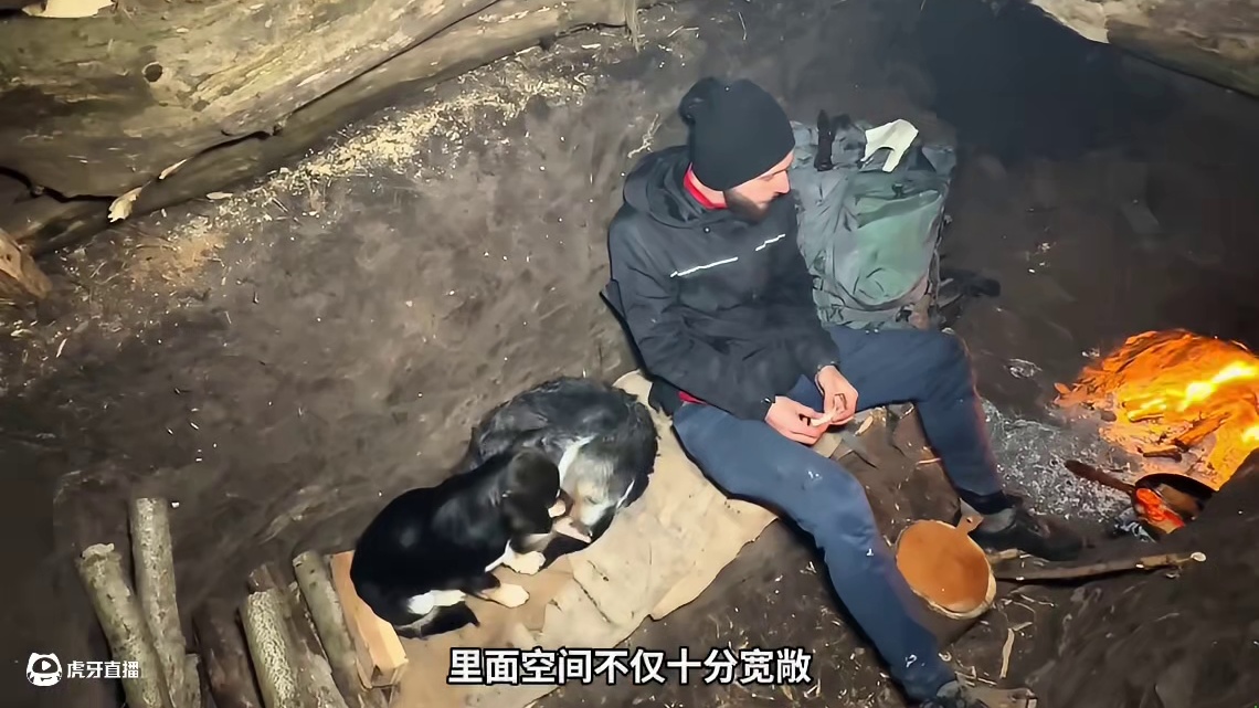 第1集：冰天雪地的天气，男人在一棵枯木下搭建了温暖的小屋