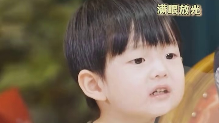 小宝看到冰淇淋和肉囊的眼睛都在发光欸