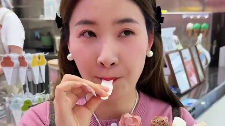 【20多一个冰淇淋】搞不懂为什么要杯子！这个脆皮巨香巨好吃呀！#野人先生 #冰淇淋 #一口就被惊艳到