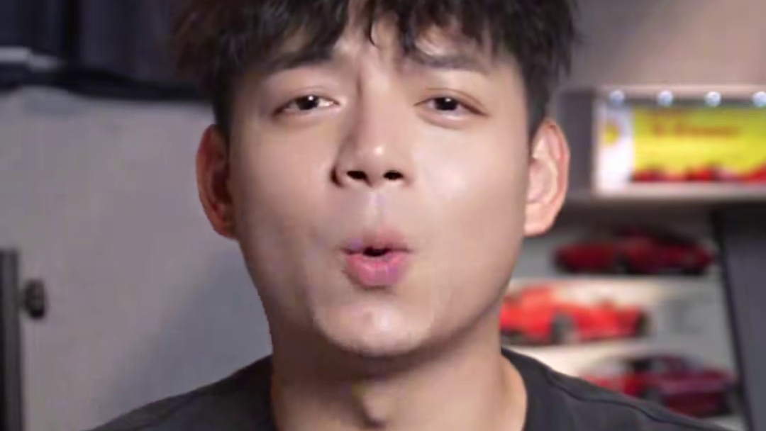 “当别人还在比续航，MINI直接掏出61年赛道祖训!这哪是造车?分明是把卡丁车基因写进电动 DNA!