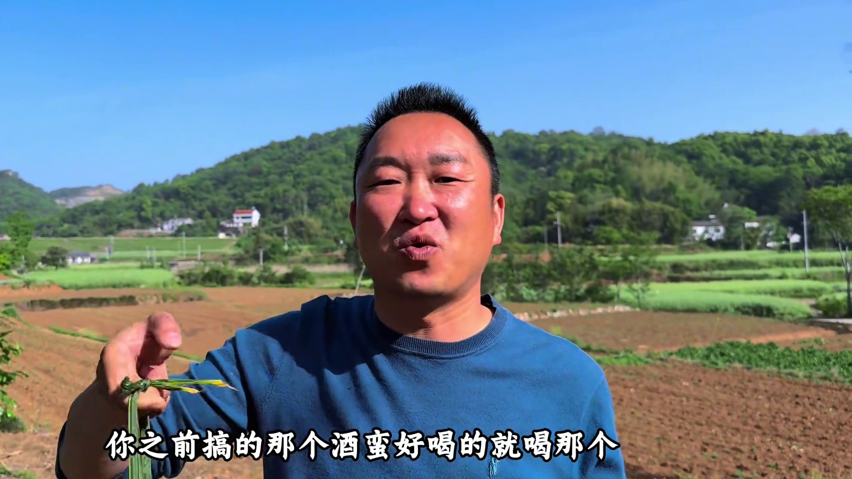 大哥这几天开心，整条大鱼一锅炖，哥俩喝点酒真舒服！ #我的乡村生活 #农村美食 #白酒 #新农人计划