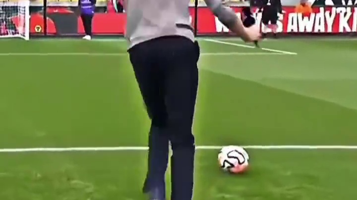 他就是足坛第一高人克劳奇！足坛历史上最强高空轰炸机