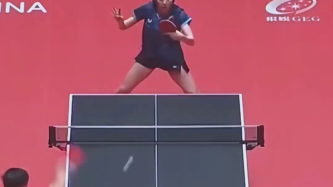 莎莎3比1战胜简彤娟小组第一晋级淘汰赛，看小莎又和自己较上劲了，赛后她头发全湿透了。#孙颖莎