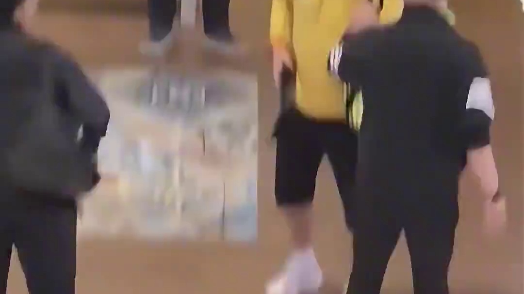 最疼莎莎的两个师傅见面了，杨指早早来看莎宝比赛，邱指更是一直陪着莎宝，太暖了。#孙颖莎