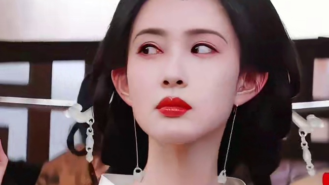 能在片场如此自如开车的，还得看孟姐呀！#孟子义横店穿古装自驾上班