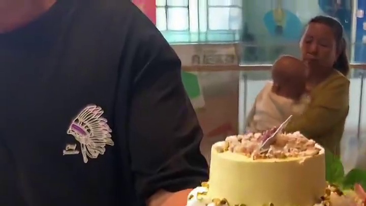 过生日不仅要蛋糕还要氛围组 #熊猫叮咚五周年心动节#熊猫叮咚牛油果酸奶蛋糕#熊猫叮咚蛋糕配送到家#熊