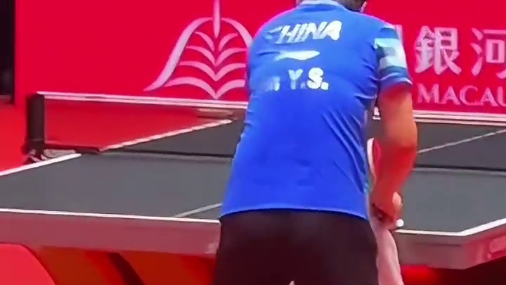 莎莎开启了擦桌子，随后又拿毛巾擦脸，台下邱指开心笑了