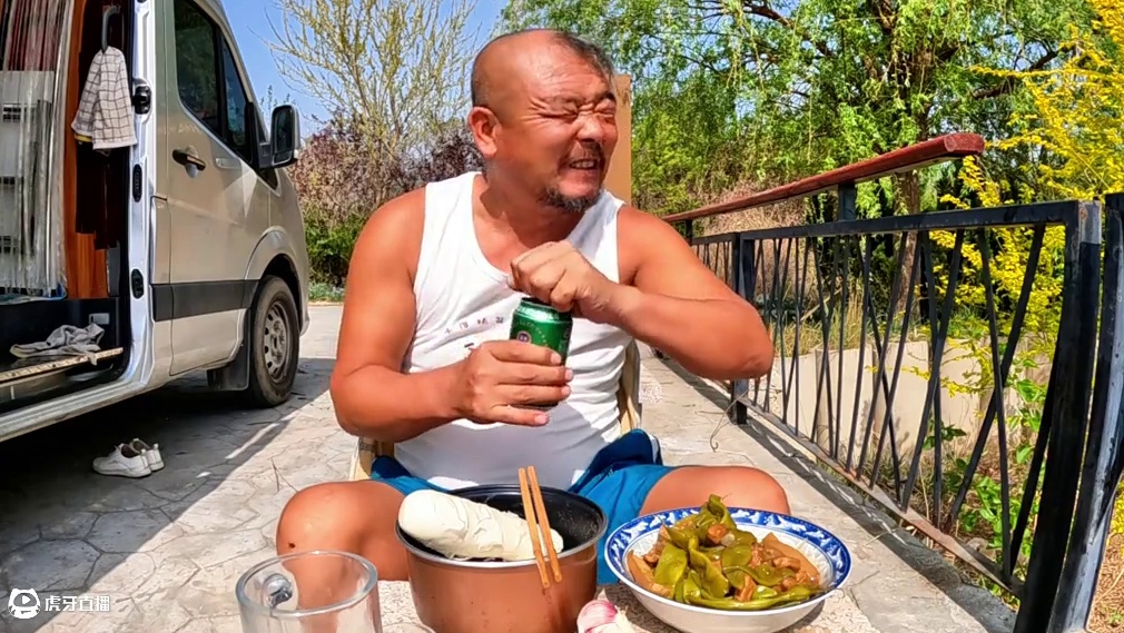 和尚吃晚餐，80岁大哥来聊天，说你今年有70岁了吗#露营美食 #流浪