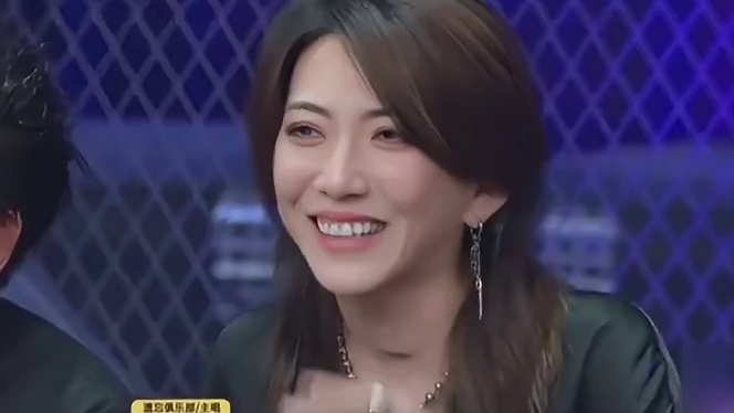 真的要被仁科  笑不活了，说好的出剪刀呢！