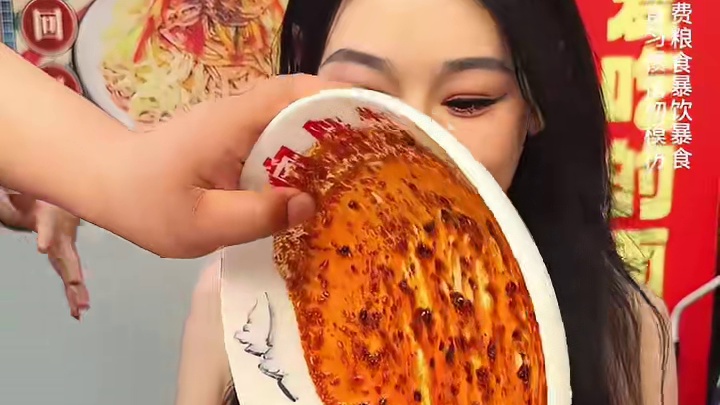 四川美女挑战6两加麻加辣豌杂面，说拳头大小的雷抄手能一口一个！不愧是成都妹儿吃辣好厉害！#美食 #挑