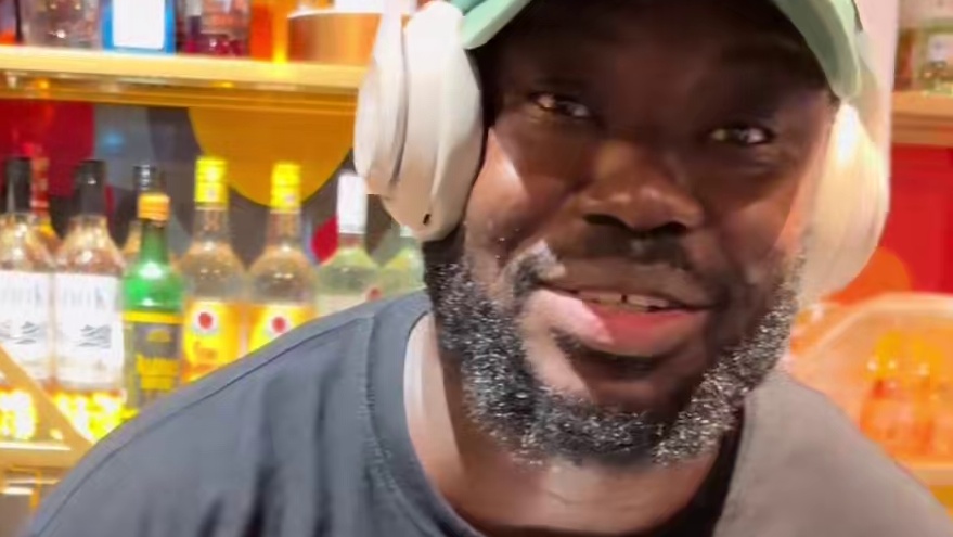 挑战一张白纸吃遍美食！ 挑战一张白纸吃遍美食！#非遗 #以物换物 #以画换物 #画1000个陌生人 