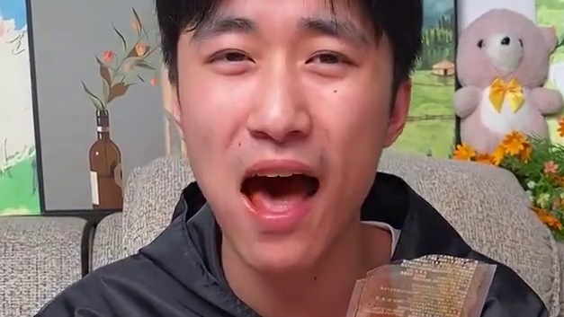 这是我们湖南的爆辣手撕豆皮，咸咸辣辣的巨好吃#辣条 #手撕豆皮 #零食推荐