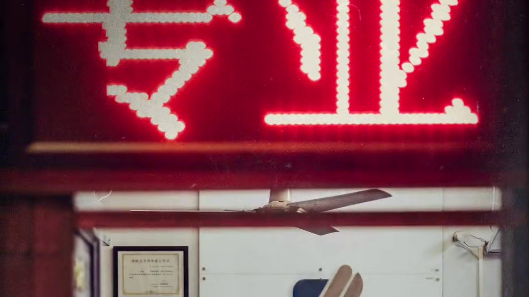 由#檀健次 主演的#电影震耳欲聋 发布海报，你还发现什么细节？#震耳欲聋檀健次市井律师形象曝光