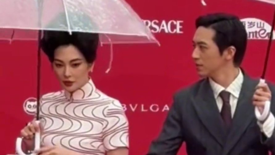 #张雨绮许魏洲花样年华 # 张雨绮 #许魏洲 在#北影节开幕红毯 再现电影《花样年华》经典造型。