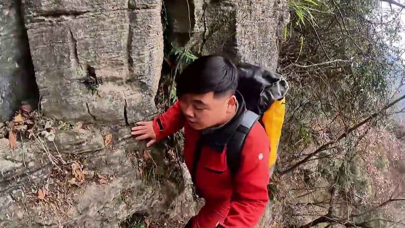 洞穴中竟发现神秘陶罐，未揭开秘密却落荒而逃。此次考察的洞穴隐藏在密林之中，当地人都说曾到过最深处，但