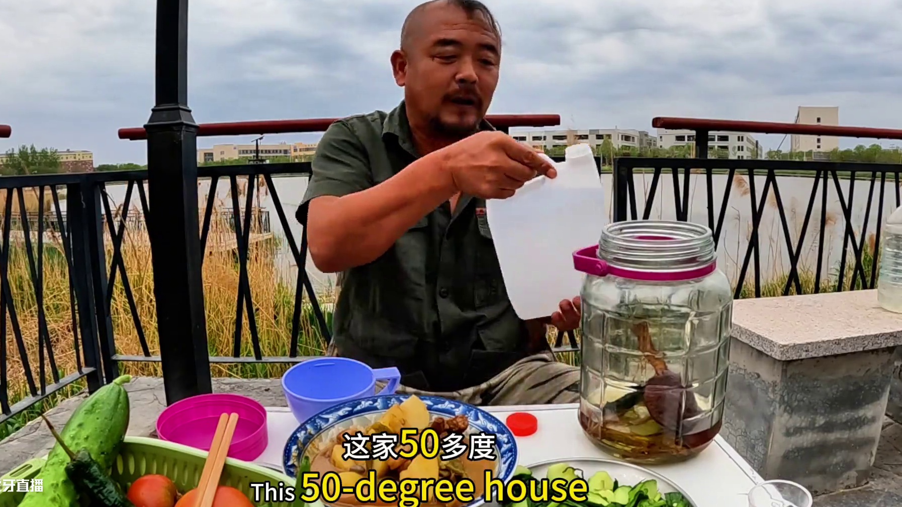 沙大厨又厉害了，晚餐整一大桌子菜，吃的太过瘾啦#露营美食 #穷游