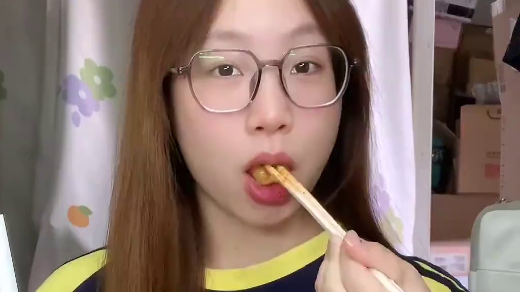 118斤大四女生｜白天自律晚上放纵一天吃什么 早餐：蓝莓吐司
午餐：粉耗子
晚餐：花雕醉鸡
#生活化