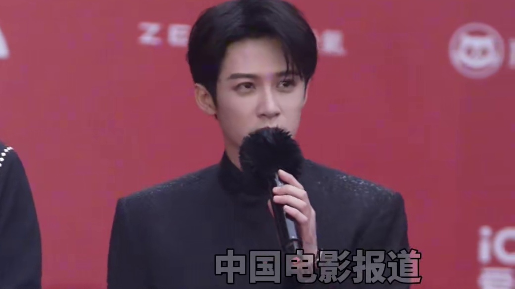 #檀健次北影节开幕式红毯 #北影节开幕式红毯 #檀健次 一身中山装造型亮相，很挺拔了！