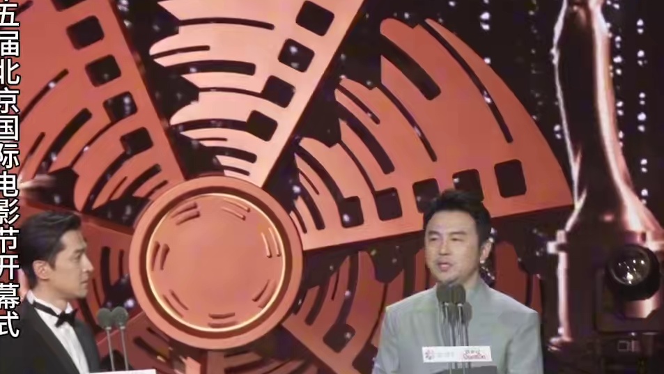 #雷佳音颈椎错位 #北京国际电影节开幕式 #胡歌 问#雷佳音 颈椎怎么了 雷佳音回答说是对胡歌相思成