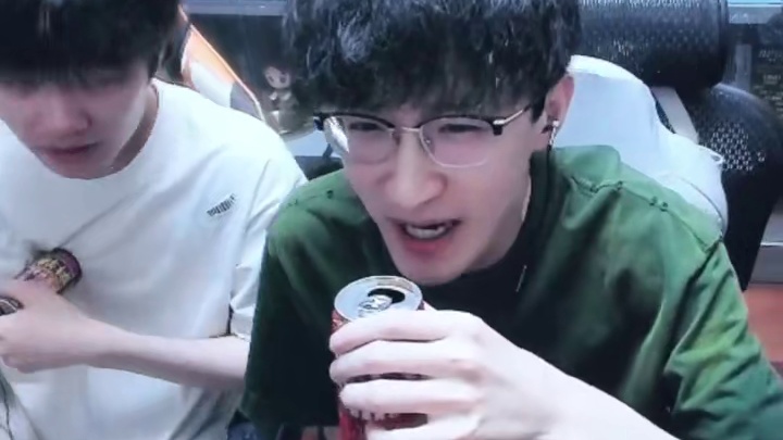 女老板礼物轰炸，蔡哥道心不稳？ 