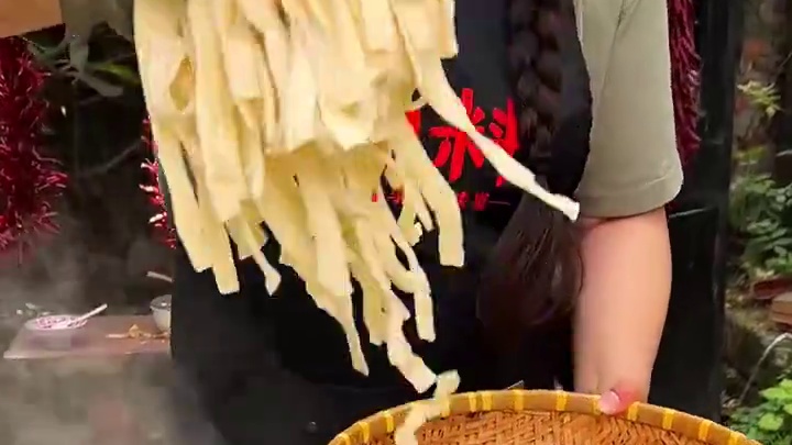 今天中午又煮了一大锅面，配上裹满汤汁的煎蛋和藤藤菜吃得太爽了！#美食 #大锅面 #调料 #这一碗好过