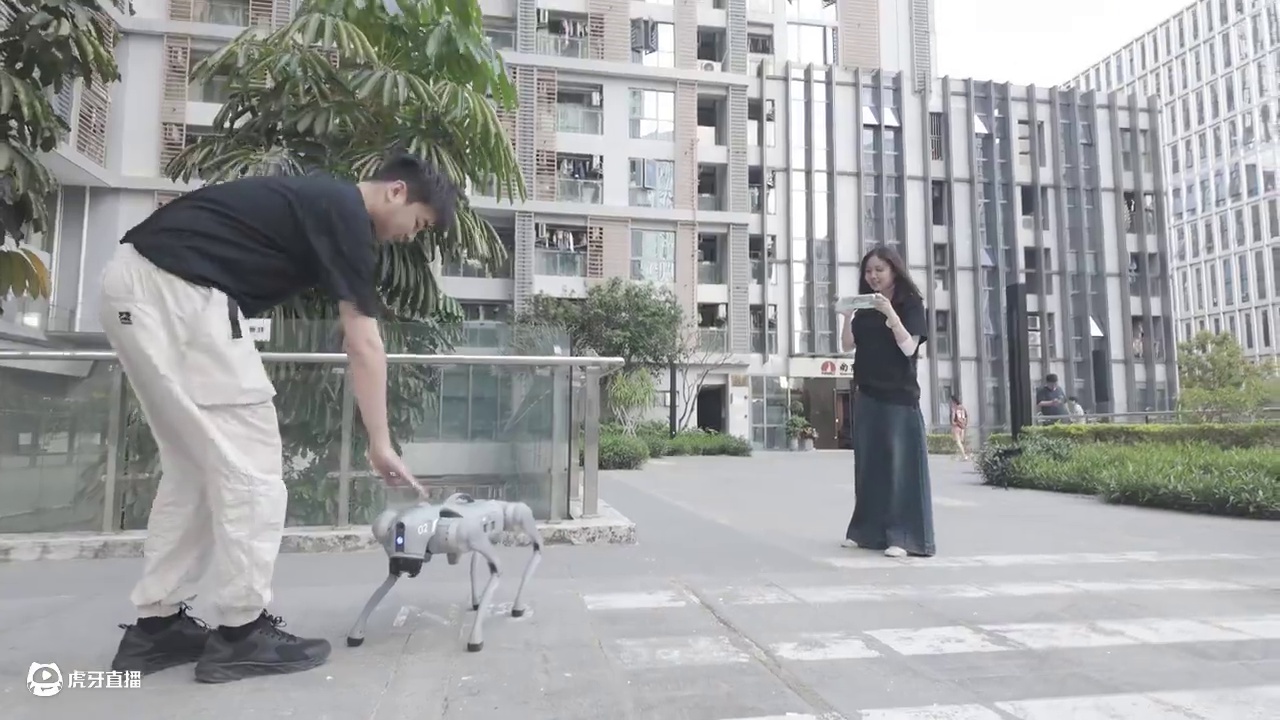小鸡手柄也能赛博“遛狗”？带你逛逛小鸡公司内部！ #盖世小鸡  #小鸡X5lite  #机器狗  #