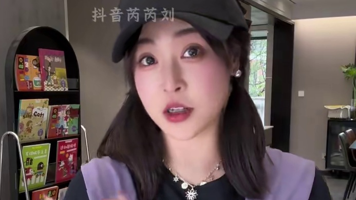 来不及洗头着急出门的姐妹们，救星帽子来啦！秒变高颅顶，帽型好看修饰脸型，搭配大大的蝴蝶结，穿裙子也能