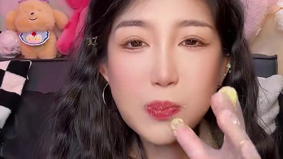 新家正在完善中 买了很多东西都没到 大家多担待 现在我只是在客厅过渡一下 我不能等一切都准备好了再拍