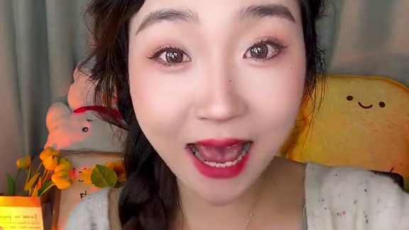 拯救蓝莓包开始，哇塞 这也太好吃了吧！！不是开玩笑的！不甜腻！外面是面包！里面是蛋糕➕蓝莓果酱➕奶油