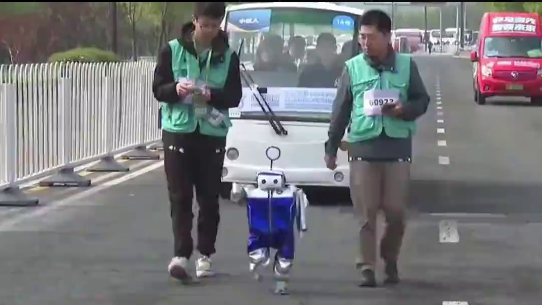 机器人马拉松最萌选手，成绩不重要就为卖萌 机器人马拉松最萌选手，成绩不重要就为卖萌#机器人马拉松 #