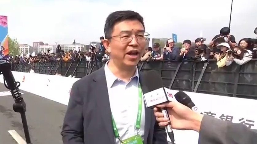 首届首场人形机器人半程马拉松赛，冠军得主天工队接受赛后采访#人形机器人 #机器人半马 #马拉松 #跑