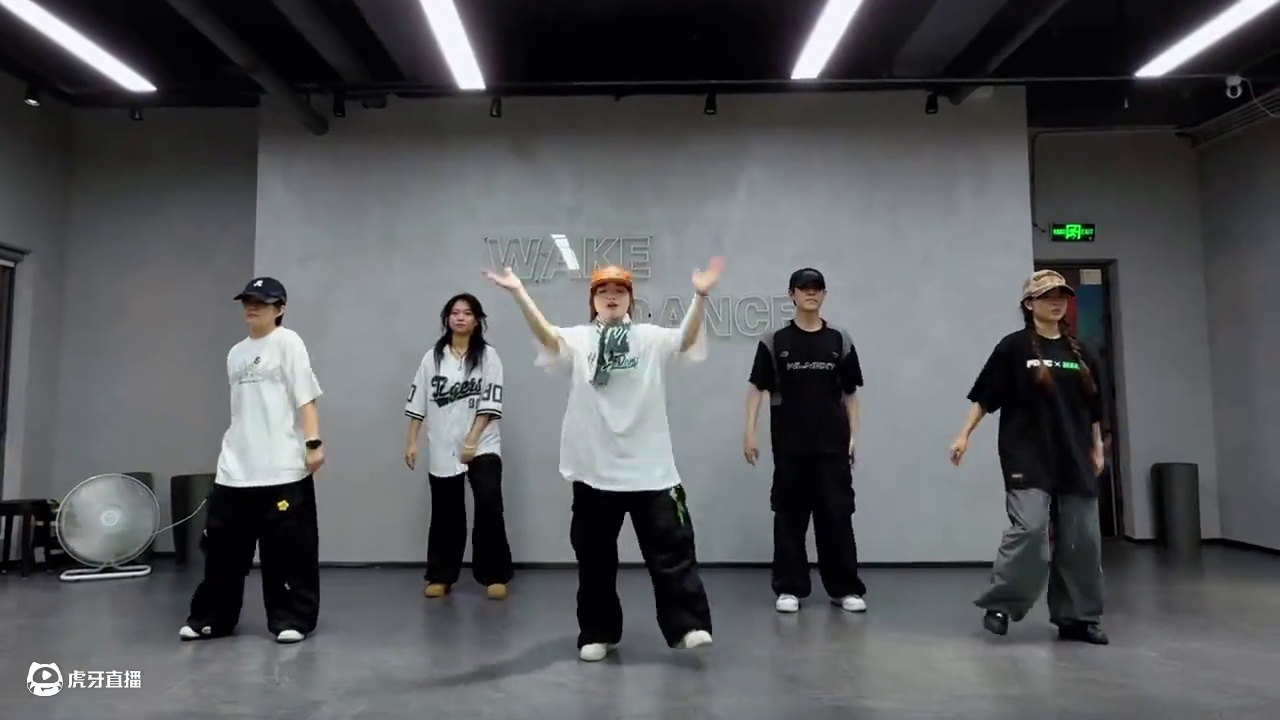 叮咚鸡~有款游戏越打越年轻！ #叮咚鸡 #耶子编舞 #hiphop基础 #魔性律