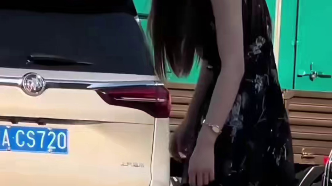 路人镜头暴露明星真实状态，赵露思古灵精怪，胡歌发飙，何赛飞追着代拍跑#赵露思 #胡歌 #何赛飞 #娱