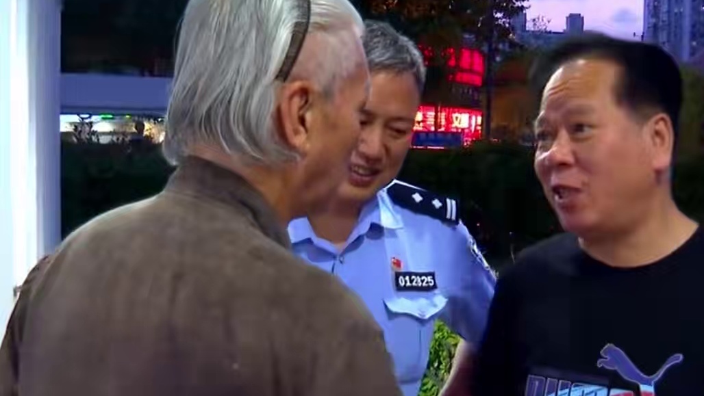 大爷骂骂咧咧的来，呲着大牙走。 #调解 #高情商 #万万没想到