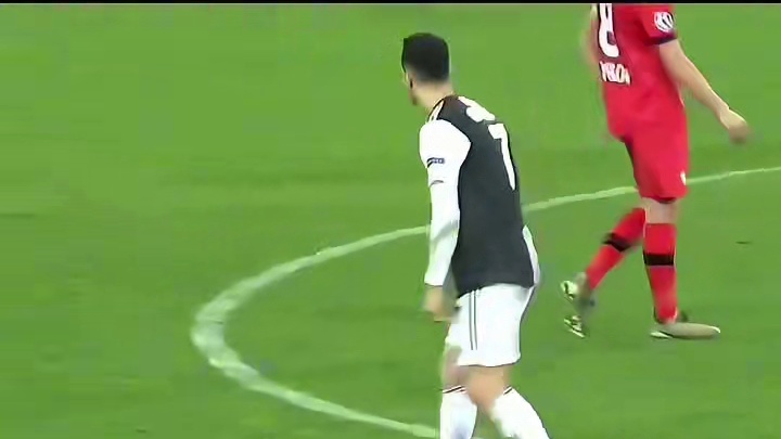 足球巨星球场那些十分搞笑名场面时刻你认为哪个最逗呢