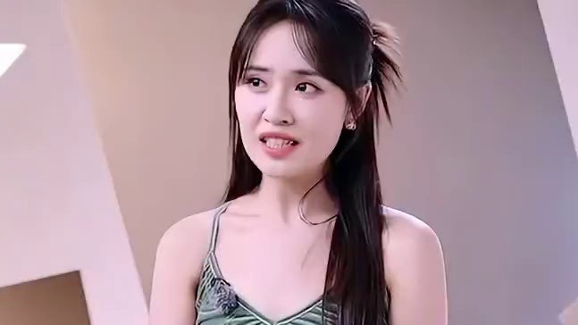 很多网友预测房琪塌房，是必然