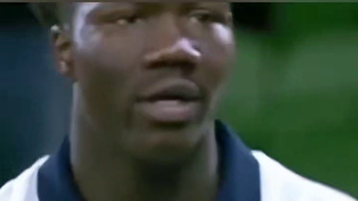 球员不满裁判的不公平对待#足球