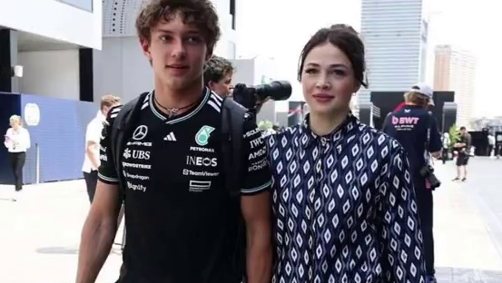 安东内利携女友亮相F1沙特大奖赛 小Kimi和女友Eliska Babickova一起现身围场，小情