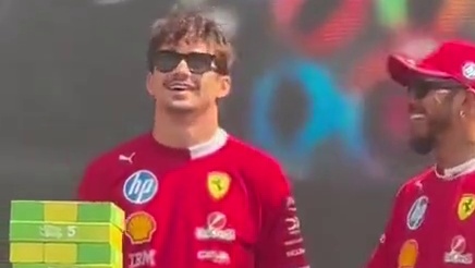 汉密尔顿勒克莱尔咬耳朵 姐和扣这是在聊什么呢笑得这么开心～#汉密尔顿 #勒克莱尔 #f1沙特大奖赛 