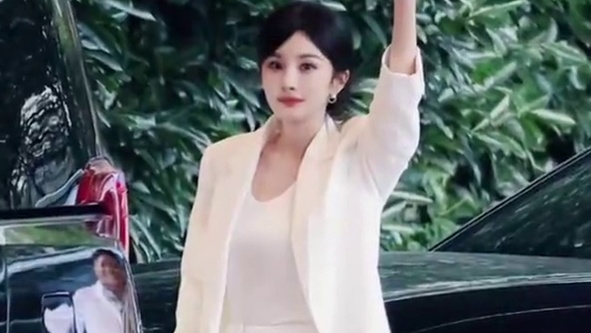 杨幂直播造型美的好轻松，幂式穿搭yyds#幂式穿搭出新招了#杨幂模仿小猫咪表情包