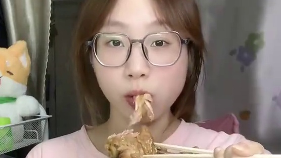 生活化减脂vlog｜一个人宅寝一天吃什么 早餐：代餐粉+水煮蛋
午餐：沙县鸡腿饭
晚餐：碱水球
夜宵