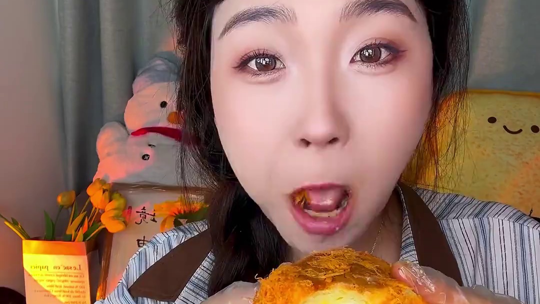 来啦来啦～～～～是甜品的一天哟～～#不敢想象这一口多好吃 #一吃一个不吱声 #酱多多 #芋泥奶黄流心