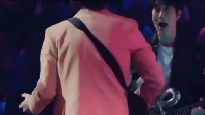 小时候跟在爸爸后边围观爸爸给猪扎针，结果针扎自己身上了，从此，综艺圣体已就位HAHA  #魏大勋  