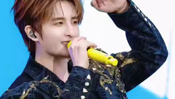 “来 你看着我的眼睛说 你从没爱过我” #张远#看着我的眼睛说#现场版live#张远白巡回演唱会#张